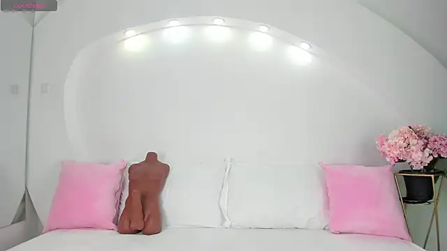 ValeriMilton online show from October 20, 2025, 7:14 pm