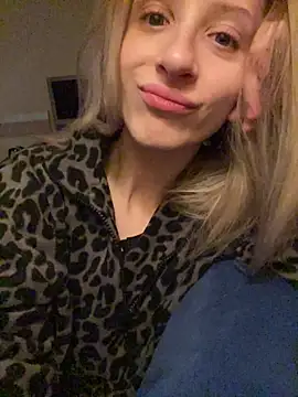 Snapshot of amorearte_m chatting on December 15, 2025, 6:06 am amorearte m online show from December 15, 2025, 6:06 am