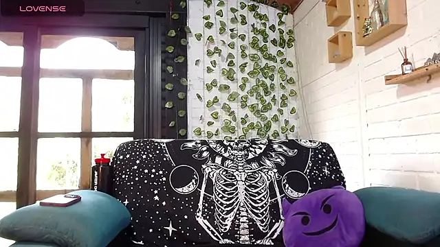 LiraSonnett online show from December 1, 2025, 9:09 pm