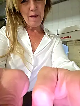 Snapshot of Melody73 chatting on November 9, 2025, 9:18 am Melody73 online show from November 9, 2025, 9:18 am