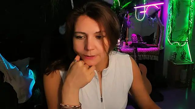 NicoleHitman online show from November 26, 2025, 9:32 am