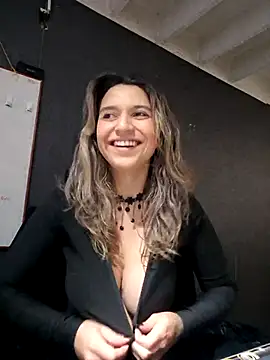 Isabella Varella online show from October 27, 2025, 1:04 pm