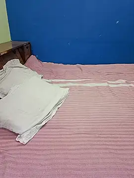 Cute-Zarina online show from October 15, 2025, 5:57 pm