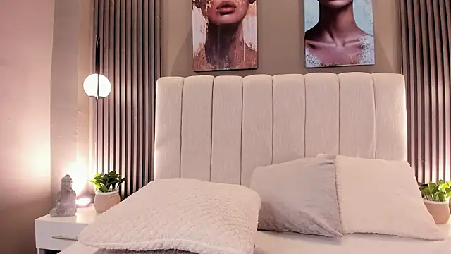 GiannaColling1 online show from November 27, 2025, 12:51 pm