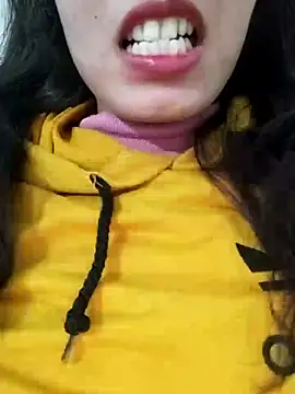 Snapshot of saraaxx1 chatting on December 17, 2025, 4:24 pm saraaxx1 online show from December 17, 2025, 4:24 pm