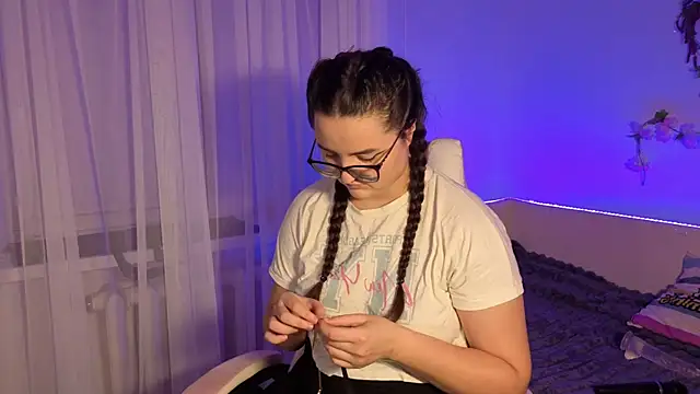 Snapshot of MiraLuccian chatting on September 21, 2025, 7:59 pm MiraLuccian online show from September 21, 2025, 7:59 pm