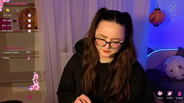 Snapshot of MiraLuccian chatting on October 22, 2025, 6:29 pm MiraLuccian online show from October 22, 2025, 6:29 pm