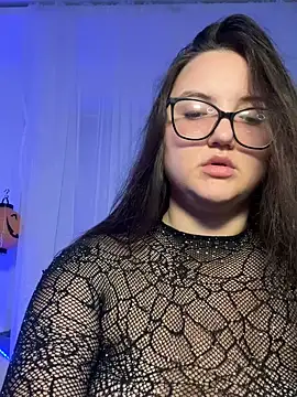 Snapshot of MiraLuccian chatting on October 24, 2025, 7:43 pm MiraLuccian online show from October 24, 2025, 7:43 pm