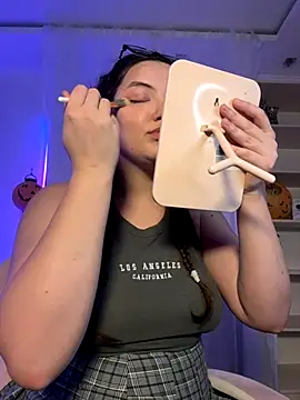 Snapshot of MiraLuccian chatting on November 4, 2025, 8:19 pm MiraLuccian online show from November 4, 2025, 8:19 pm