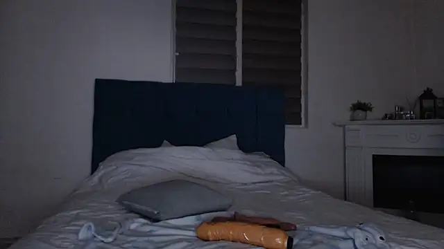 ElssaRush online show from October 17, 2025, 4:09 pm