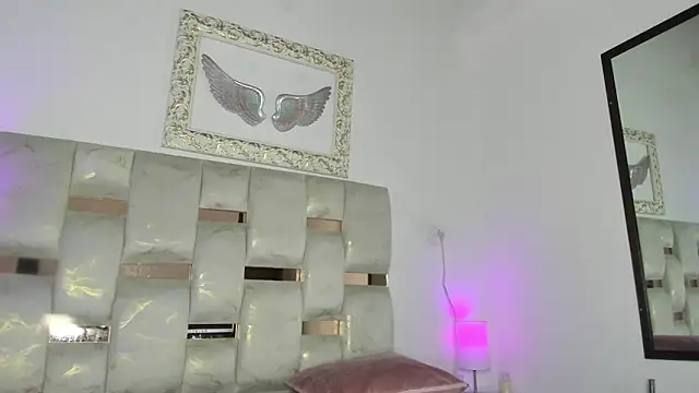 Lola Blondie online show from December 1, 2025, 12:21 pm