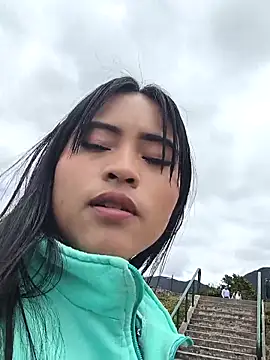 bella warzon online show from October 17, 2025, 4:53 pm