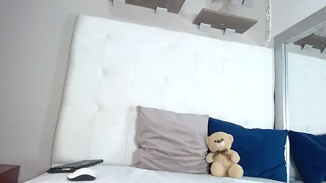 willow smitt online show from November 10, 2025, 12:48 pm