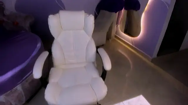 auroracute02 online show from October 20, 2025, 1:11 pm