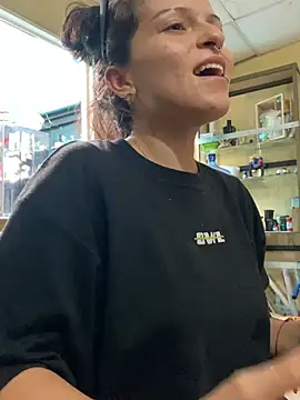 Snapshot of val_zx chatting on February 18, 2026, 8:05 pm val zx online show from February 18, 2026, 8:05 pm