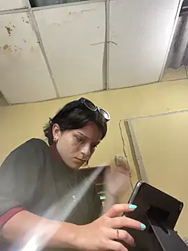 Snapshot of val_zx chatting on February 19, 2026, 6:15 pm val zx online show from February 19, 2026, 6:15 pm