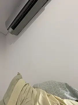 Snapshot of val_zx chatting on February 21, 2026, 3:24 pm val zx online show from February 21, 2026, 3:24 pm