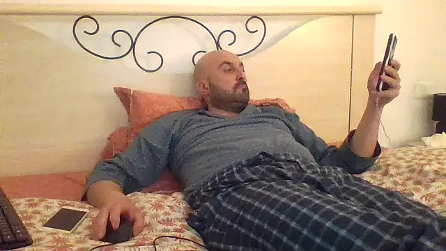 Snapshot of maxxxio12 chatting on March 8, 2025, 5:43 pm maxxxio12 online show from March 8, 2025, 5:43 pm