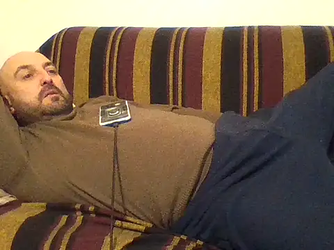 Snapshot of maxxxio12 chatting on March 18, 2025, 6:15 pm maxxxio12 online show from March 18, 2025, 6:15 pm