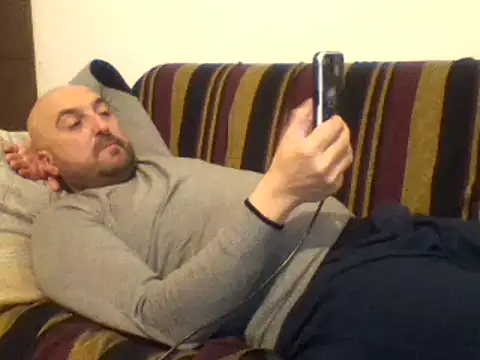 Snapshot of maxxxio12 chatting on March 21, 2025, 7:35 pm maxxxio12 online show from March 21, 2025, 7:35 pm