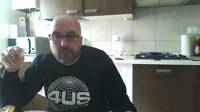 Snapshot of maxxxio12 chatting on March 14, 2026, 12:21 pm maxxxio12 online show from March 14, 2026, 12:21 pm
