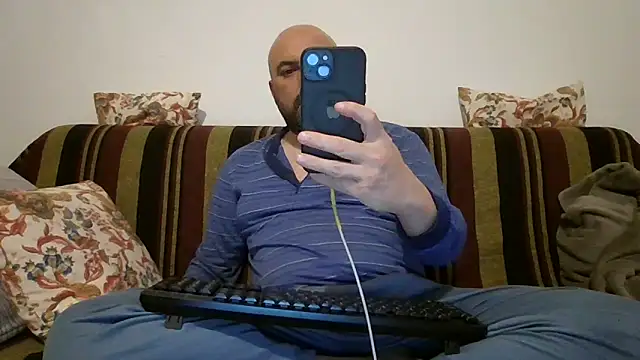 Snapshot of maxxxio12 chatting on April 22, 2026, 7:04 pm maxxxio12 online show from April 22, 2026, 7:04 pm
