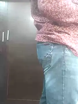 Snapshot of Idontmind367 chatting on December 23, 2025, 4:32 am Idontmind367 online show from December 23, 2025, 4:32 am