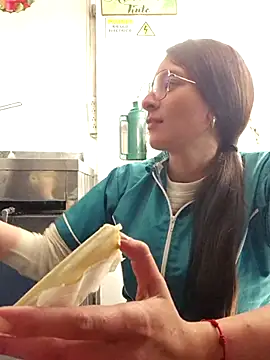 Snapshot of HOLY_DOLL chatting on October 29, 2025, 9:38 pm HOLY DOLL online show from October 29, 2025, 9:38 pm