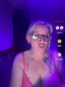 Curvy-Cleo online show from April 27, 2026, 8:07 pm