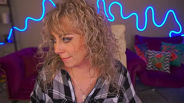 Snapshot of CandyLadyyy chatting on October 22, 2025, 8:41 pm CandyLadyyy online show from October 22, 2025, 8:41 pm