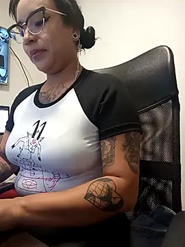 Snapshot of IsisBathory chatting on March 18, 2025, 1:10 am IsisBathory online show from March 18, 2025, 1:10 am