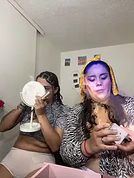 Snapshot of nicky_andcamil chatting on December 2, 2025, 9:32 pm nicky andcamil online show from December 2, 2025, 9:32 pm