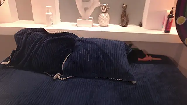 milu w4llace online show from October 30, 2025, 4:36 am