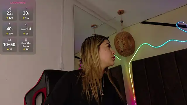 natasha  black online show from November 21, 2025, 7:34 pm