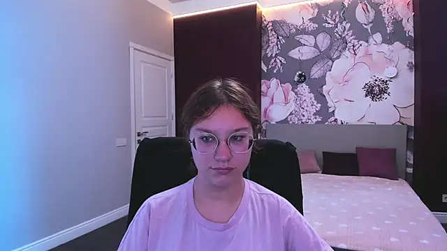 AngelinaLow online show from September 18, 2025, 11:23 am