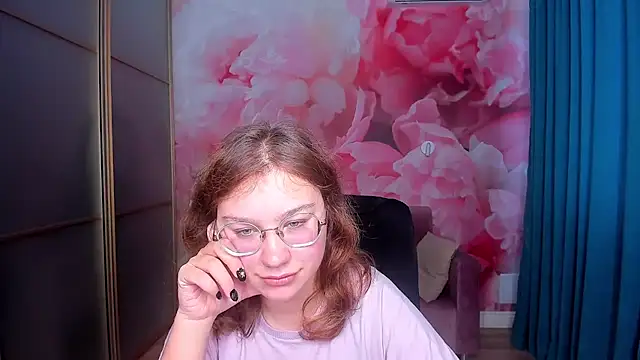 AngelinaLow online show from November 18, 2025, 12:42 pm