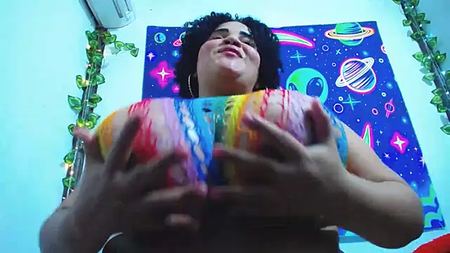 Snapshot of latina_bigboos25 chatting on January 6, 2026, 3:43 am latina bigboos25 online show from January 6, 2026, 3:43 am