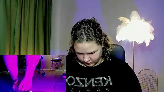 Snapshot of FlorenceAnderson chatting on October 14, 2025, 9:32 am FlorenceAnderson online show from October 14, 2025, 9:32 am