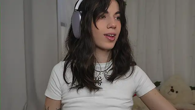 Snapshot of mystica_ chatting on October 18, 2025, 11:33 am mystica online show from October 18, 2025, 11:33 am