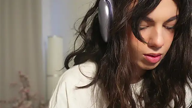 Snapshot of mystica_ chatting on October 21, 2025, 9:43 am mystica online show from October 21, 2025, 9:43 am