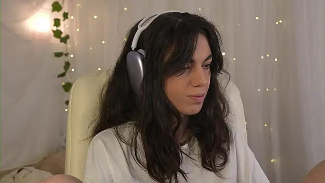 Snapshot of mystica_ chatting on October 29, 2025, 8:27 am mystica online show from October 29, 2025, 8:27 am