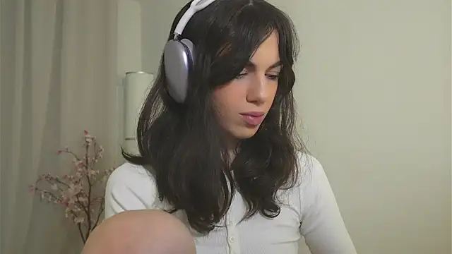 Snapshot of mystica_ chatting on November 7, 2025, 11:32 am mystica online show from November 7, 2025, 11:32 am