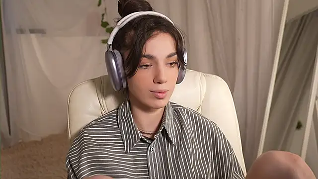 Snapshot of mystica_ chatting on November 29, 2025, 12:08 pm mystica online show from November 29, 2025, 12:08 pm