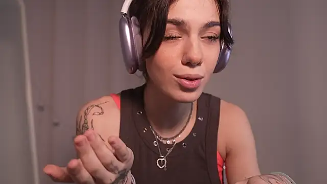 Snapshot of mystica_ chatting on December 1, 2025, 9:36 am mystica online show from December 1, 2025, 9:36 am