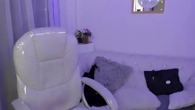 Pretty Johnson  online show from December 4, 2025, 11:41 am