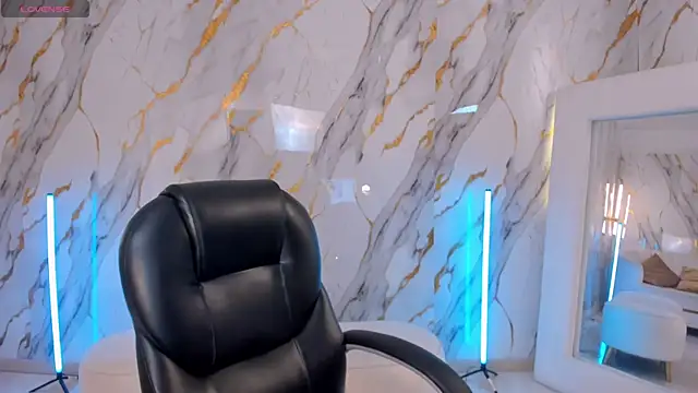 CandaseRussell online show from November 26, 2025, 7:37 pm