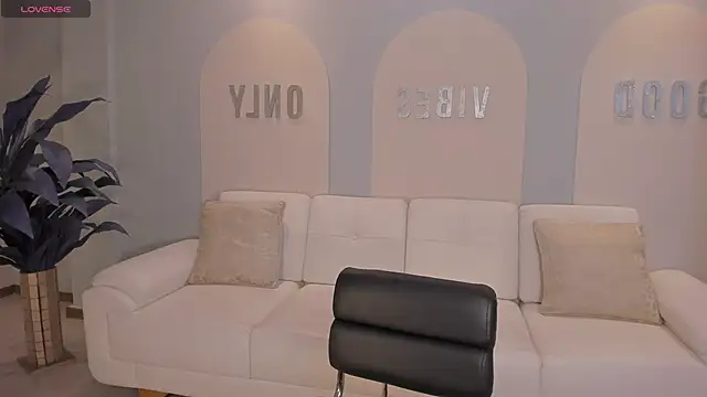 AmaliaCrus online show from November 13, 2025, 7:57 pm