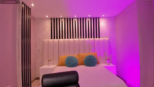 MaiaCollins online show from November 26, 2025, 7:15 pm