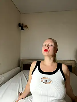 Nikusia online show from October 9, 2025, 1:42 pm