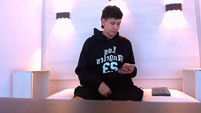 Jhojan twink online show from December 16, 2025, 12:32 pm